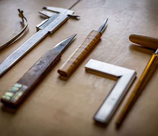 Ansicht von Me&szlig;werkezugen wie Winkel, Messschieber, Messer, Stechbeitel