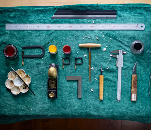 Eine &Uuml;bersicht an Pr&auml;zisionswerkzeugen des Geigenbauer-Handwerks.