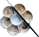 Kleine Farbpalette mit Pinsel zur farblichen Restauration von Geigen